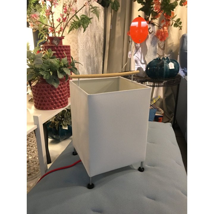 Lámpara de sobremesa con asa en madera
