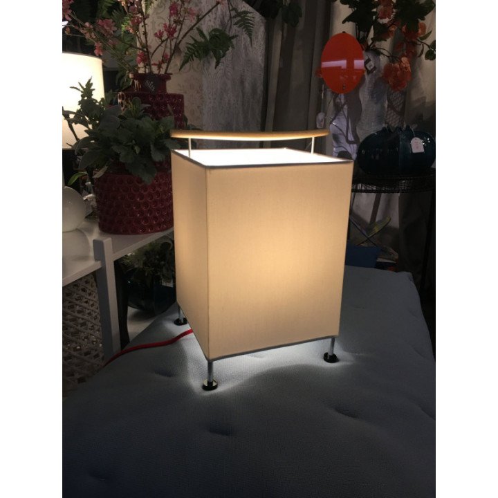 Lámpara de sobremesa con asa en madera